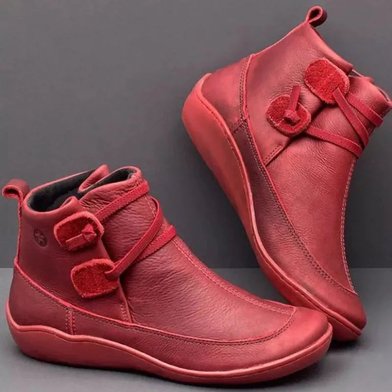 Scarpe da donna rosse in pelle, stivaletti alla caviglia con chiusura a strappo, suola antiscivolo, design moderno e confortevole.
