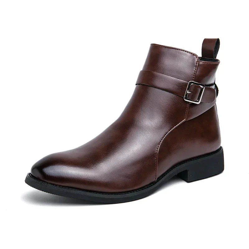 Stivaletto uomo in pelle marrone, design elegante con fibbia laterale, suola nera robusta. Scarpe moda autunno inverno, calzature casual chic.