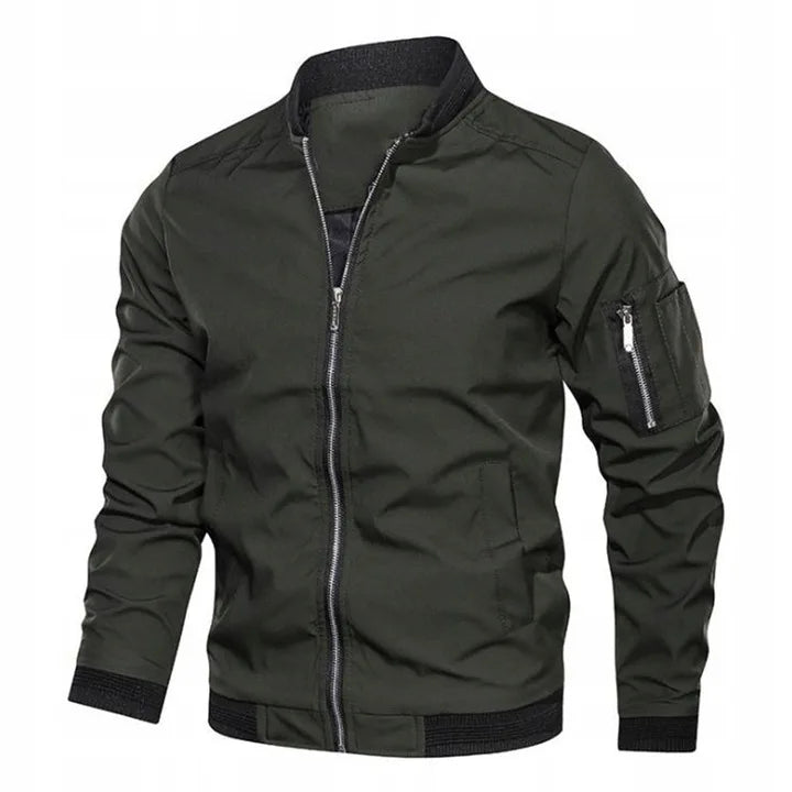 Giacca bomber verde militare da uomo, con zip frontale, tasca sulla manica e polsini elasticizzati. Stile casual, moda autunno-inverno.