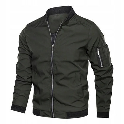 Giacca bomber verde militare da uomo, con zip frontale, tasca sulla manica e polsini elasticizzati. Stile casual, moda autunno-inverno.
