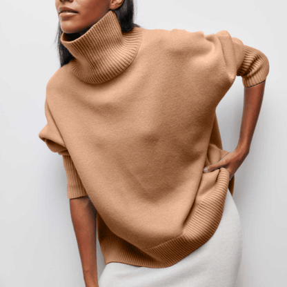 Donna con maglione dolcevita beige oversize, moda autunno inverno, stile casual chic, abbigliamento caldo e confortevole, tendenze moda 2023.