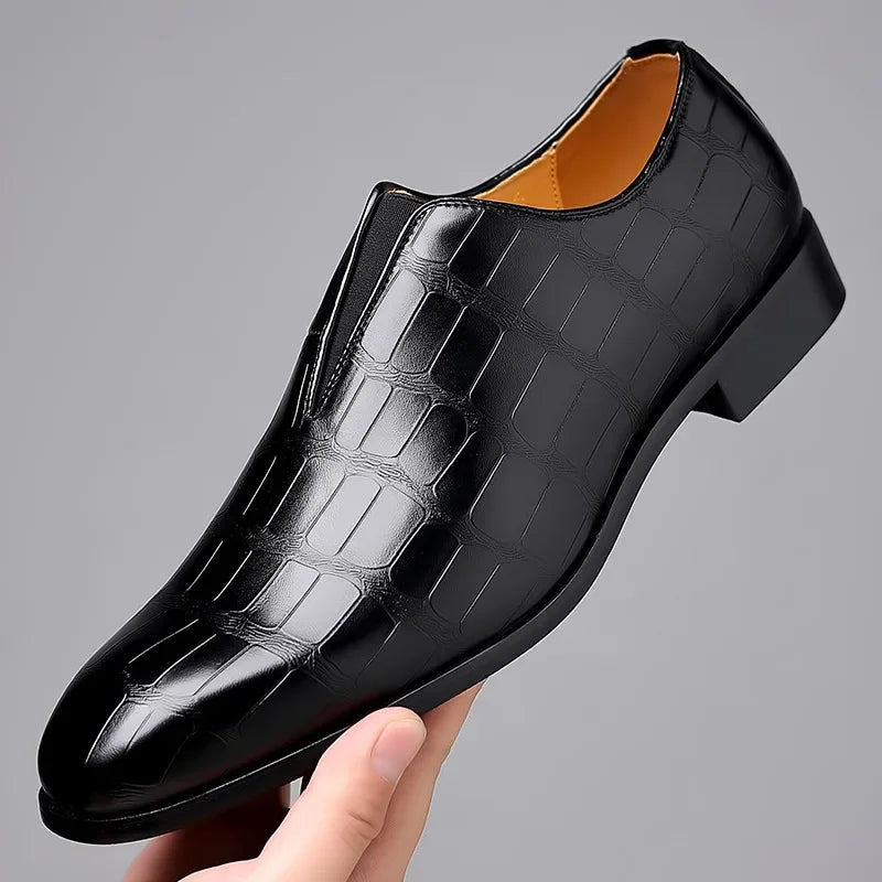 Scarpa elegante in pelle nera con motivo a coccodrillo, design slip-on, suola robusta. Calzatura di lusso per uomo, ideale per eventi formali.