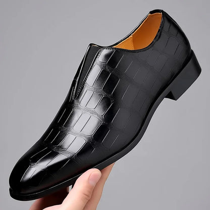 Scarpa elegante in pelle nera con motivo a coccodrillo, design slip-on, suola robusta. Calzatura di lusso per uomo, ideale per eventi formali.