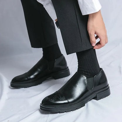 Scarpe eleganti nere da uomo in pelle lucida, indossate con pantaloni neri e calzini scuri. Design classico, ideale per abbigliamento formale.