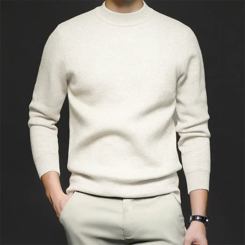 Maglione uomo bianco in cashmere, maniche lunghe, indossato con pantaloni chiari. Moda elegante, abbigliamento invernale, stile casual chic.