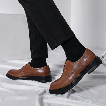 Scarpe eleganti uomo in pelle marrone, suola nera, indossate con pantaloni neri. Calzature formali, moda maschile, stile classico.