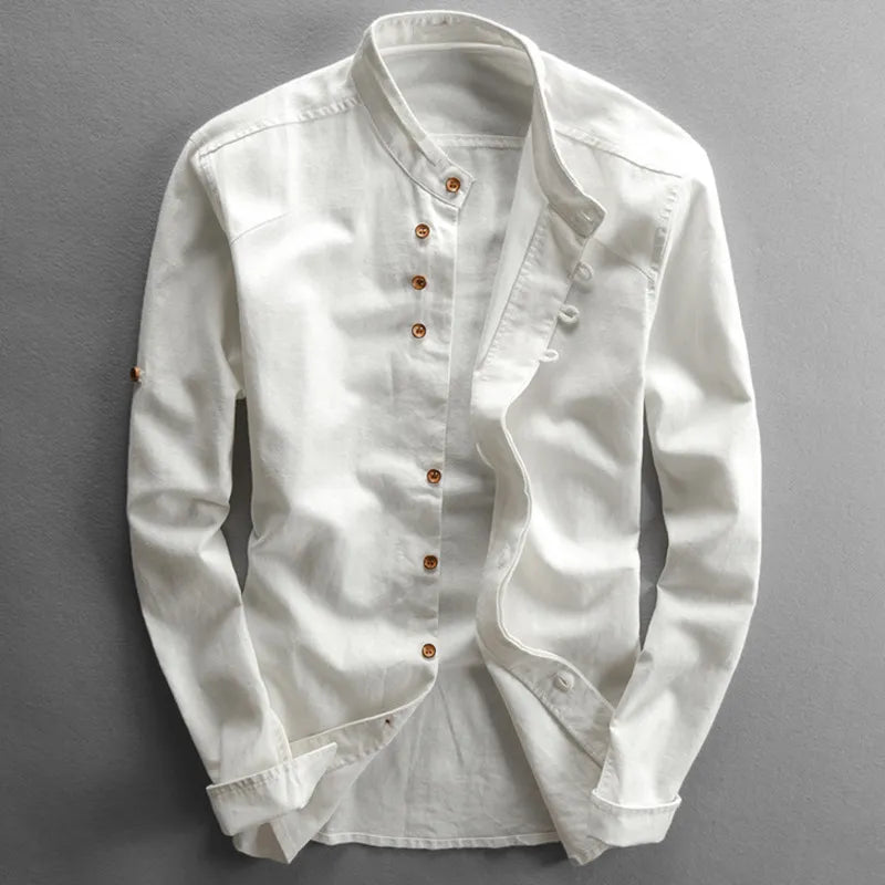 Camicia bianca da uomo in cotone, design casual con colletto alla coreana e bottoni in legno, ideale per look eleganti e moderni.