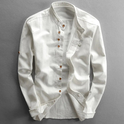 Camicia bianca da uomo in cotone, design casual con colletto alla coreana e bottoni in legno, ideale per look eleganti e moderni.