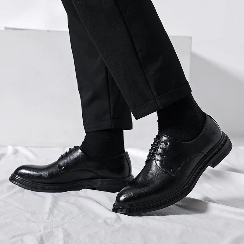 Scarpe eleganti nere da uomo in pelle, indossate con pantaloni neri. Design classico, ideale per abbigliamento formale e occasioni speciali.