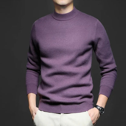Maglione uomo viola in lana, maniche lunghe, indossato con pantaloni chiari. Moda autunnale elegante, orologio da polso nero.