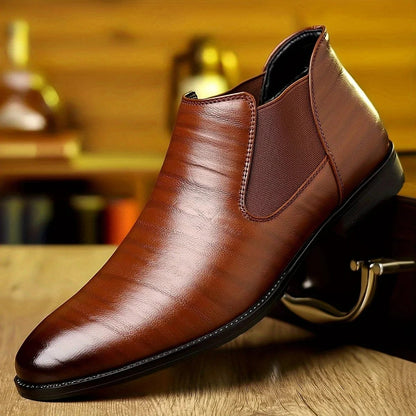 Scarpa elegante in pelle marrone su sfondo sfocato, design moderno e raffinato, ideale per abbigliamento formale maschile.