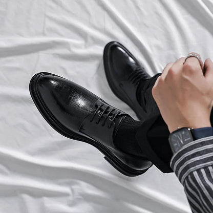 Scarpe eleganti nere in pelle lucida indossate da uomo su sfondo bianco, moda maschile, abbigliamento formale, accessori di lusso.