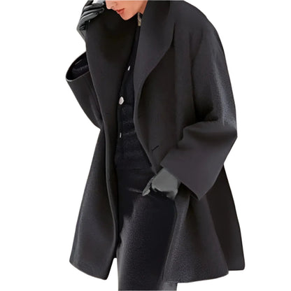 Cappotto nero elegante da donna, design oversize, tessuto liscio, abbinato a guanti neri. Moda invernale, stile sofisticato e moderno.