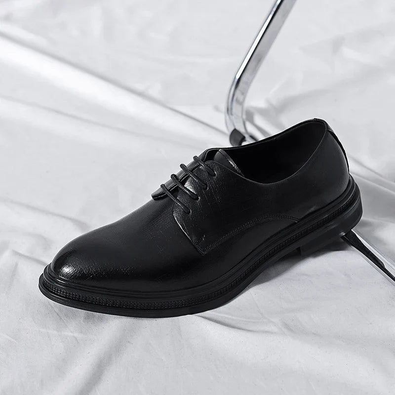 Scarpa elegante nera in pelle su sfondo bianco, design classico con lacci. Calzatura formale maschile, ideale per ufficio e cerimonie.
