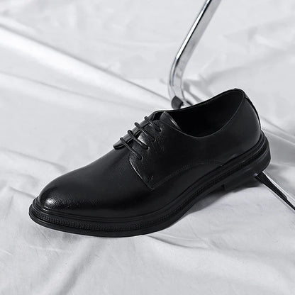 Scarpa elegante nera in pelle su sfondo bianco, design classico con lacci. Calzatura formale maschile, ideale per ufficio e cerimonie.