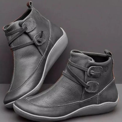 Scarpe invernali da donna in pelle grigia, design moderno con fibbie decorative, suola antiscivolo. Calzature eleganti e comode per la stagione fredda.