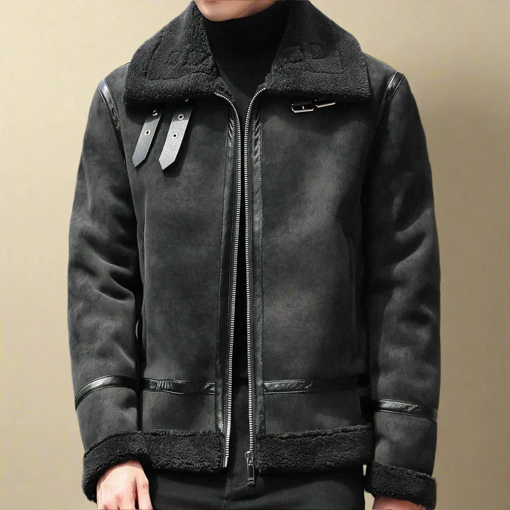 Giacca invernale uomo in pelle nera con fodera in shearling, chiusura zip, dettagli fibbie, stile casual elegante, moda autunno inverno.