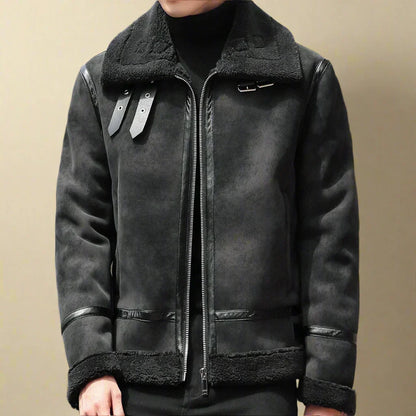 Giacca invernale uomo in pelle nera con fodera in shearling, chiusura zip, dettagli fibbie, stile casual elegante, moda autunno inverno.