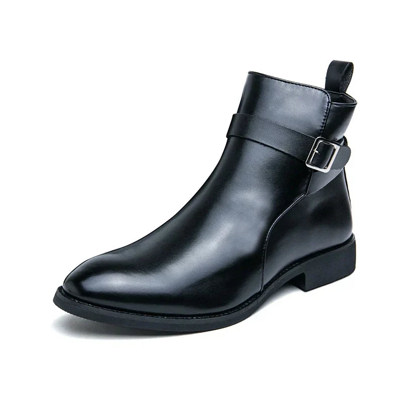 Stivaletto nero in pelle lucida con fibbia laterale, design elegante e moderno, ideale per moda uomo autunno inverno. Scarpe uomo di tendenza.