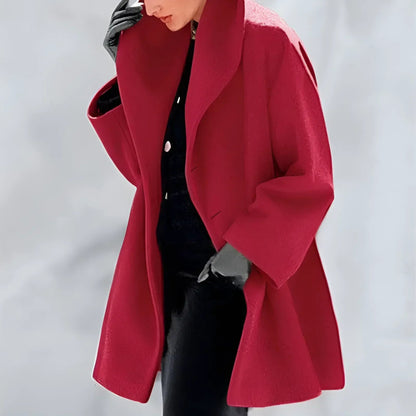 Cappotto rosso elegante, donna con guanti neri, moda invernale, stile sofisticato, abbigliamento femminile, tendenza autunno inverno.