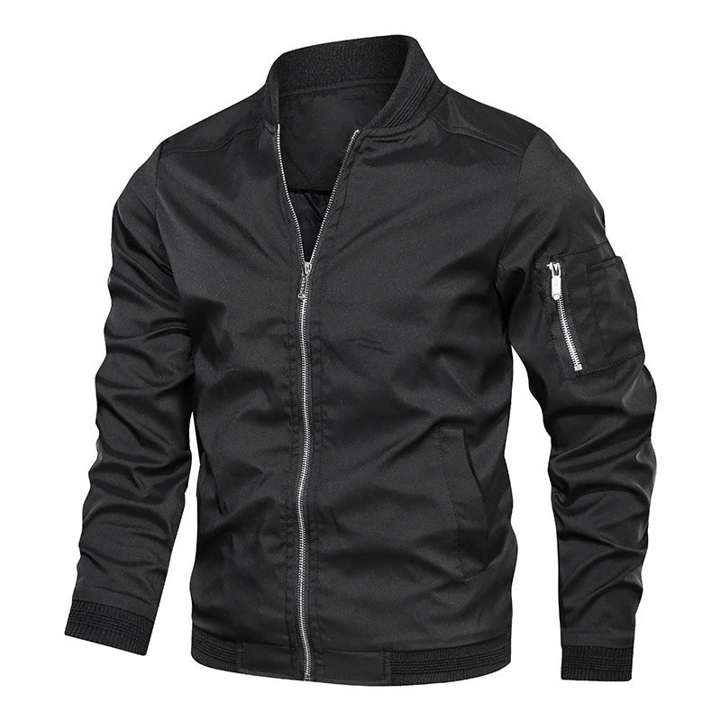 Giacca bomber nera da uomo con zip frontale e tasca sulla manica, stile casual, moda autunno-inverno, tessuto resistente, design moderno.