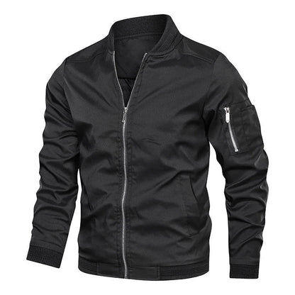 Giacca bomber nera da uomo con zip frontale e tasca sulla manica, stile casual, moda autunno-inverno, tessuto resistente, design moderno.