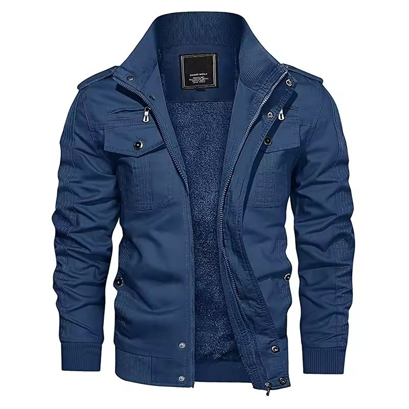 Giacca blu da uomo in stile casual, con zip frontale, tasche multiple e colletto alto. Design moderno, ideale per moda autunnale e invernale.