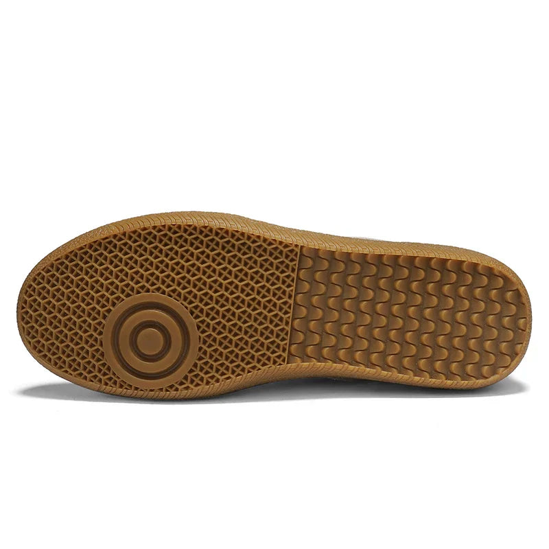 Suola di scarpa in gomma marrone con motivo a cerchi e trama a zigzag, design antiscivolo, calzature sportive, moda casual.