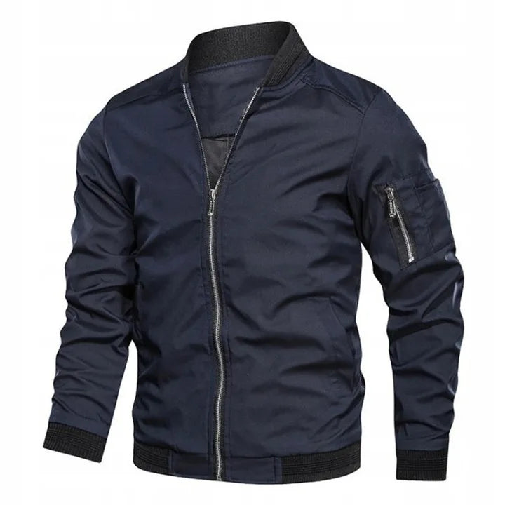 Giacca bomber blu scuro da uomo, con zip frontale e tasca sulla manica, stile casual, ideale per moda autunnale e invernale.