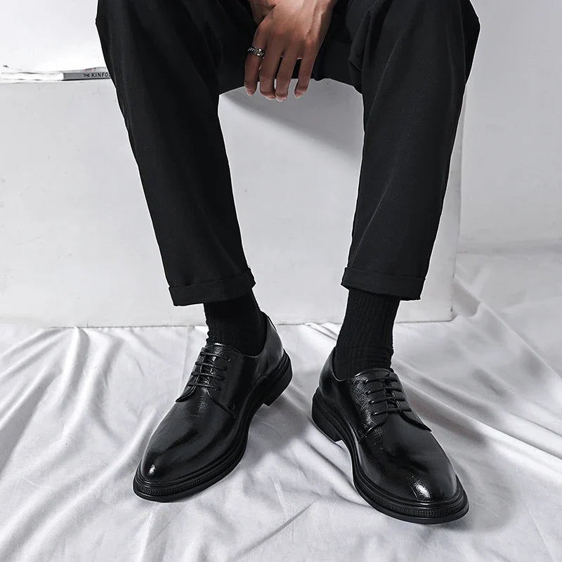 Scarpe eleganti nere da uomo in pelle lucida, indossate con pantaloni neri. Design classico, ideale per abbigliamento formale e occasioni speciali.