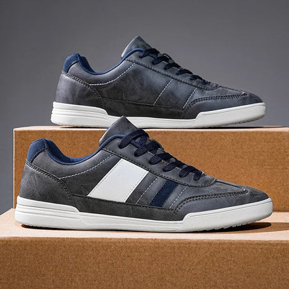 Herresneakers med lagdelte indsatser og tofarvet design