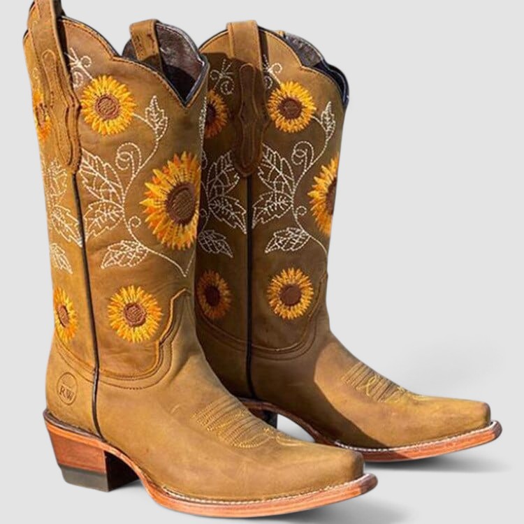 Stivali da cowboy in pelle marrone con ricami di girasoli e foglie, tacco in legno, design western, moda country, calzature artigianali.