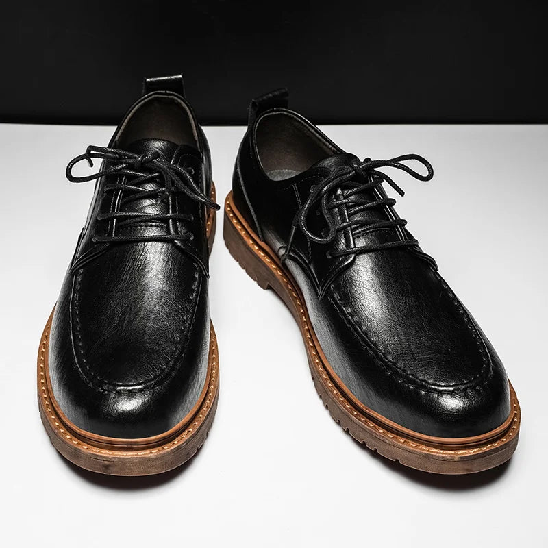 Scarpe eleganti uomo in pelle nera con suola marrone, design classico, lacci, stile formale, calzature di alta qualità per ufficio e cerimonie.