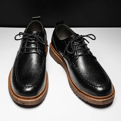 Scarpe eleganti uomo in pelle nera con suola marrone, design classico, lacci, stile formale, calzature di alta qualità per ufficio e cerimonie.