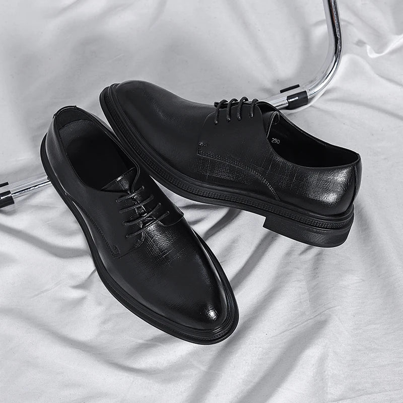 Scarpe eleganti nere in pelle su sfondo bianco, design classico con lacci, ideali per abbigliamento formale e occasioni speciali.