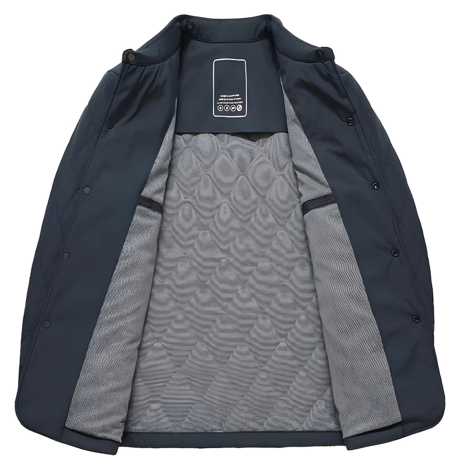 Giacca impermeabile blu scuro aperta, interno foderato grigio con motivo trapuntato, ideale per moda uomo autunno inverno.