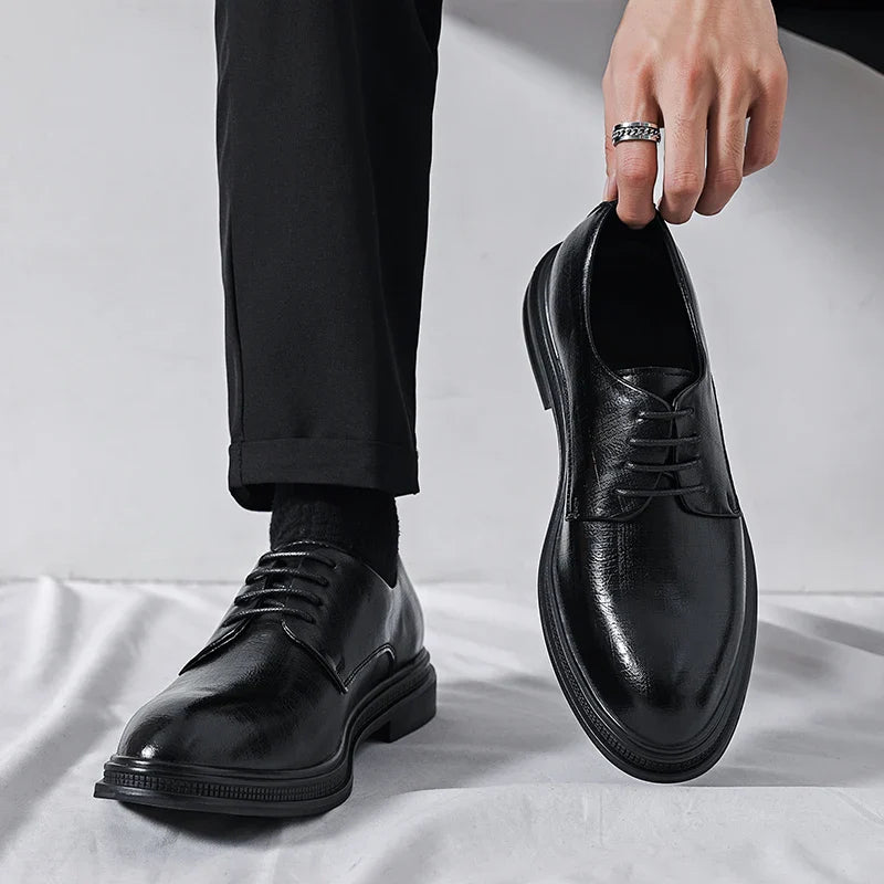 Scarpe eleganti uomo in pelle nera lucida, design classico con lacci. Ideali per abbigliamento formale e occasioni speciali.