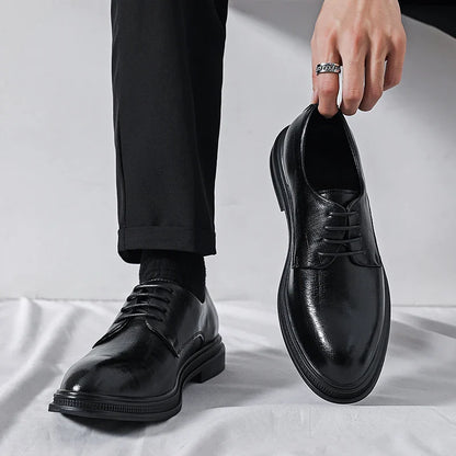 Scarpe eleganti uomo in pelle nera lucida, design classico con lacci. Ideali per abbigliamento formale e occasioni speciali.