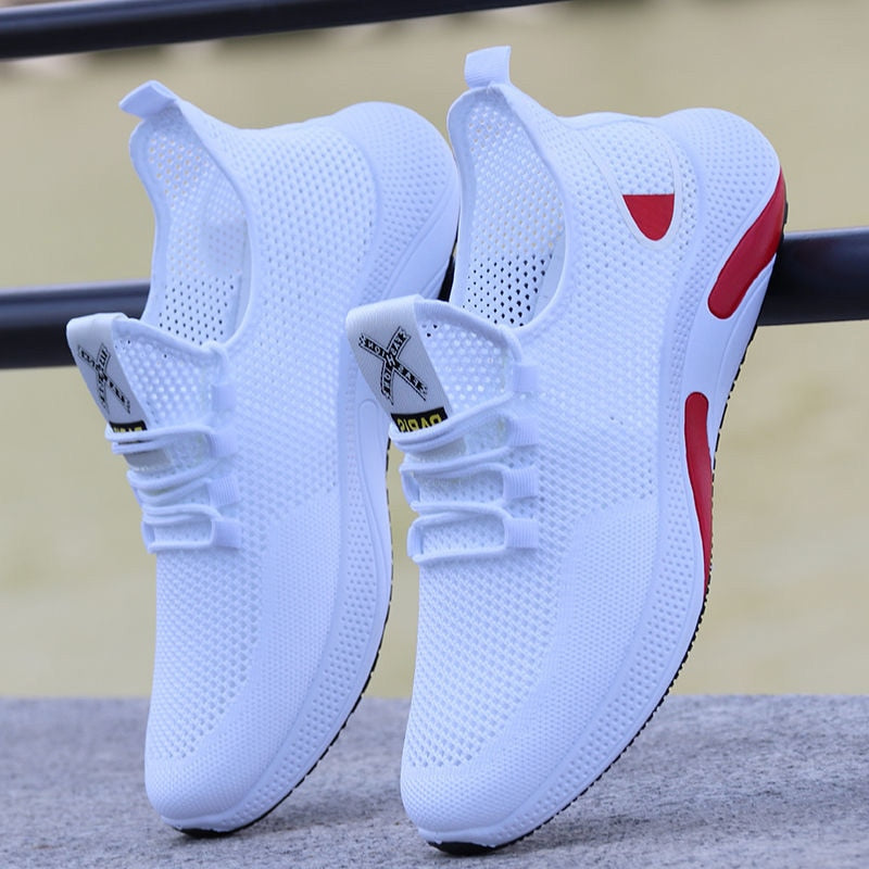 Scarpe da ginnastica bianche traspiranti con dettagli rossi, design moderno e suola antiscivolo, ideali per sport e tempo libero.