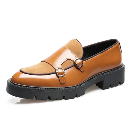 Scarpa mocassino uomo in pelle marrone con fibbie doppie, suola spessa nera. Design elegante e moderno, ideale per look casual e formali.