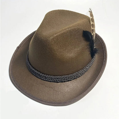 Cappello fedora marrone con piuma decorativa, fascia intrecciata, moda uomo, accessorio elegante, stile classico, abbigliamento autunnale.