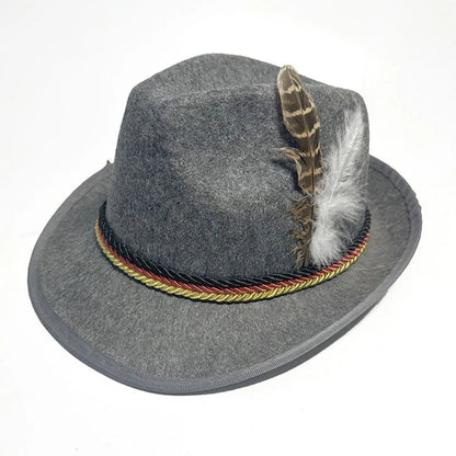 Cappello tirolese grigio in feltro con piume decorative e cordoncino colorato, stile tradizionale alpino, accessorio moda uomo e donna.