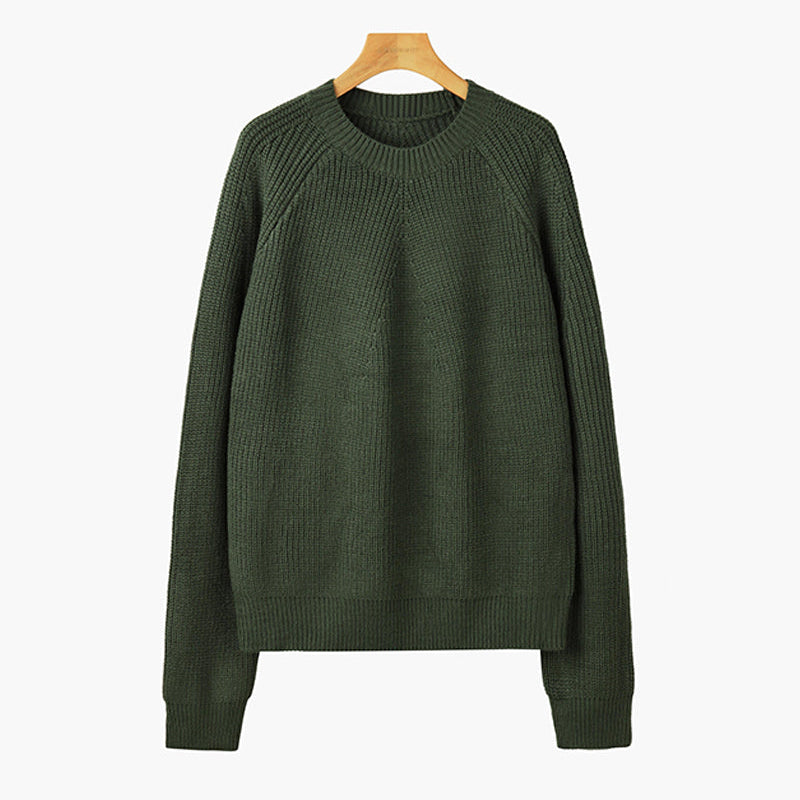 Maglione verde oliva in lana, design a coste, maniche lunghe, scollo rotondo, appeso su gruccia di legno. Moda autunno inverno uomo donna.