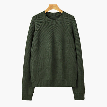 Maglione verde oliva in lana, design a coste, maniche lunghe, scollo rotondo, appeso su gruccia di legno. Moda autunno inverno uomo donna.