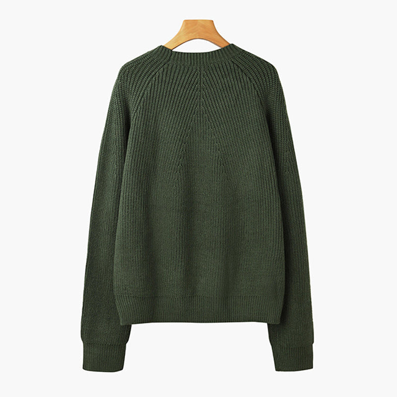 Maglione verde scuro in lana, design a coste, maniche lunghe, su gruccia di legno. Moda autunnale, abbigliamento casual, stile elegante.