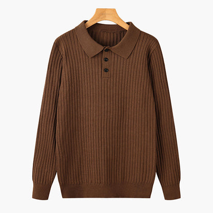 Maglione marrone a coste con colletto e bottoni, appeso su gruccia. Maglione uomo elegante, moda autunno inverno, abbigliamento casual.