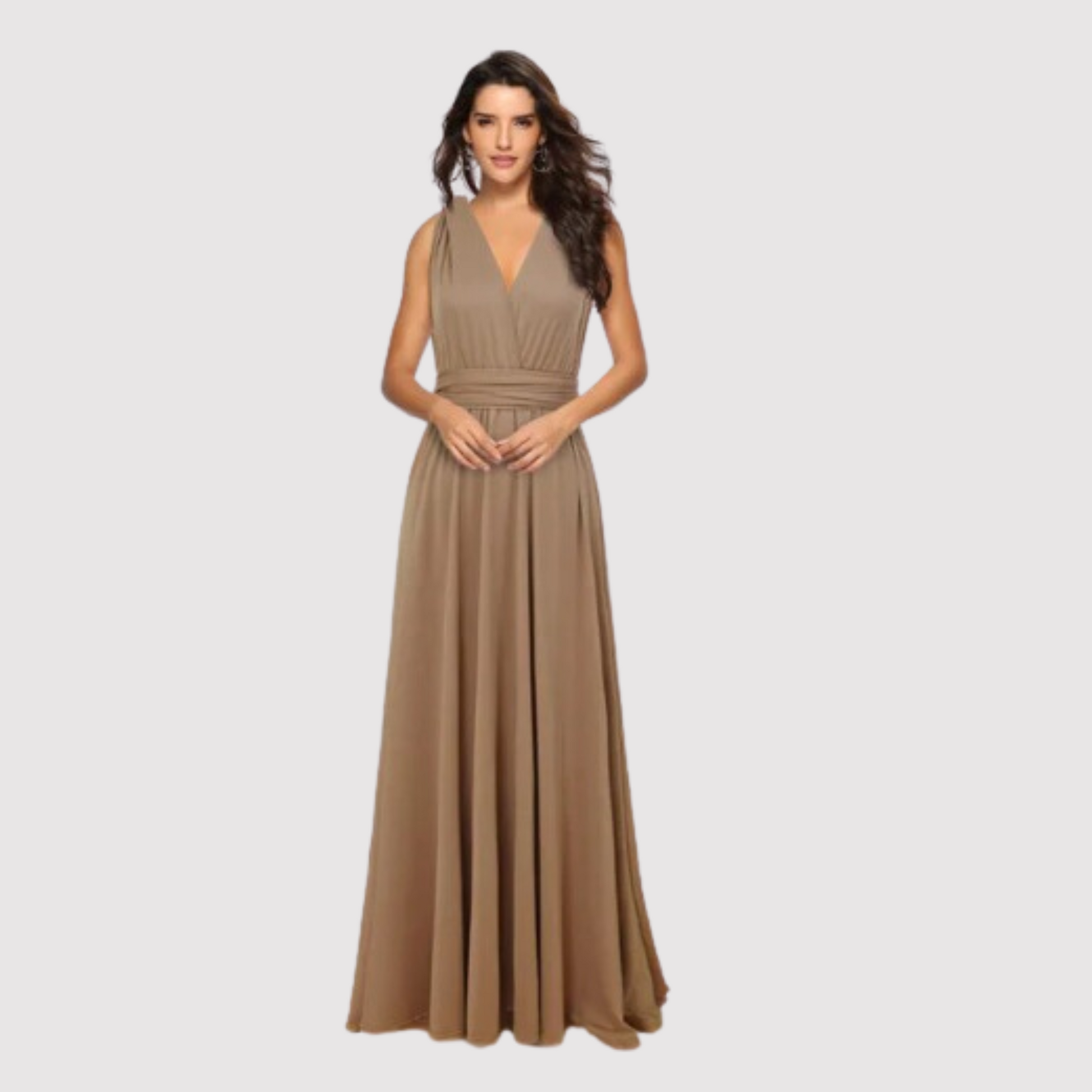 Abito lungo elegante marrone, senza maniche, con scollo a V e gonna fluida. Perfetto per cerimonie e serate formali. Moda donna 2023.