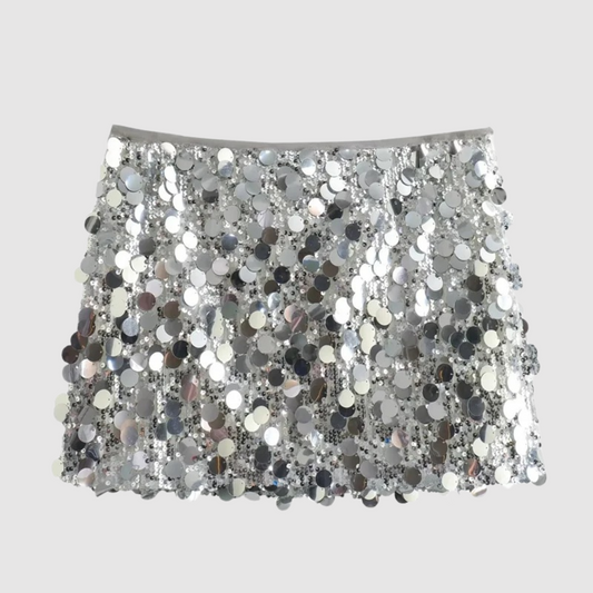 Minigonna argento con paillettes scintillanti, moda donna, abbigliamento da festa, stile glamour, tessuto luccicante, tendenza 2023.