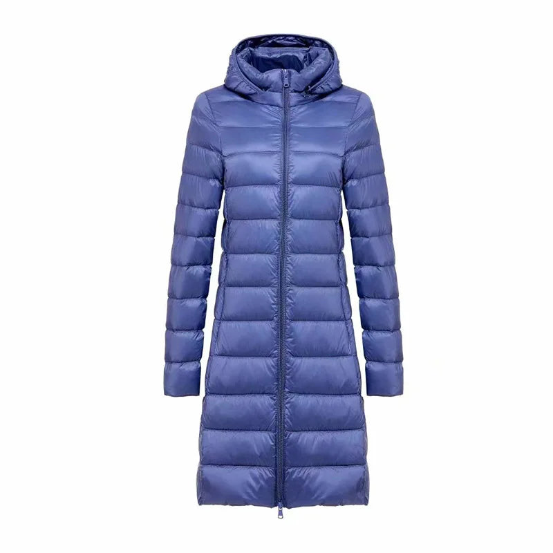 Cappotto lungo trapuntato blu con cappuccio, chiusura a zip, design elegante e moderno, ideale per l'inverno. Moda donna, abbigliamento caldo.