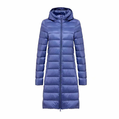 Cappotto lungo trapuntato blu con cappuccio, chiusura a zip, design elegante e moderno, ideale per l'inverno. Moda donna, abbigliamento caldo.